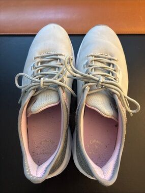 Women's Light Gray Callaway golf shoes -with pink accents. Size 8.5